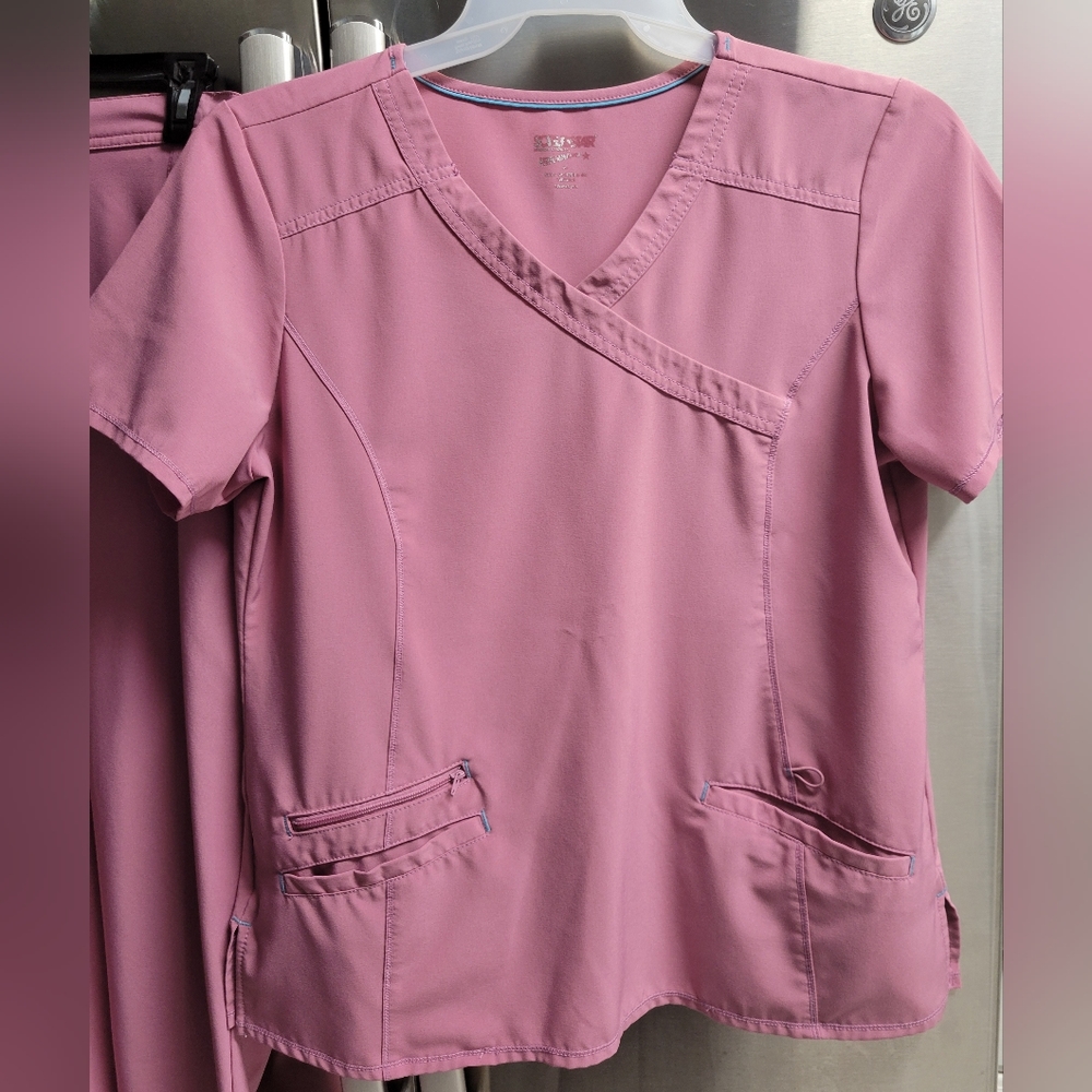 Women's scrubs